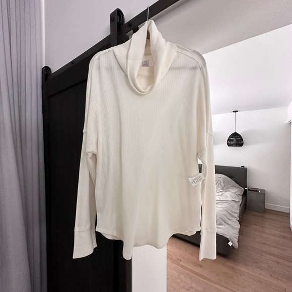 CORE LIFE TURTLE NECK IN WHITE - Picture 4 of 9